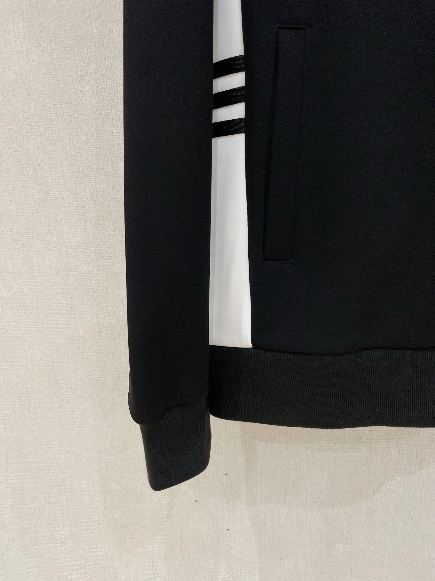 🅿️720 LV hot-selling suit is coming. Focus on the original version of the official website. 2025 new hot-selling cardigan suit. The original order is the best. 🇭🇰The meticulous work of top designers. It has a fitting and perfect upper body effect. All-natural high-quality Tencel Roman cotton 100%, close-fitting comfort, noble and elegant! Original hardware embodies elegance and nobility! Counter size: M-3XL (maximum wear up to 190 pounds)